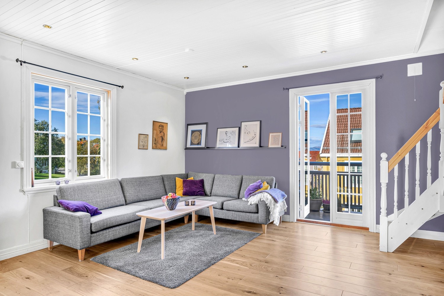 Leiligheten har en helt spesiell atmosfære, hvor store vindusflater og god takhøyde er en gjenganger. Utgang til veranda fra stue. Galleribilde