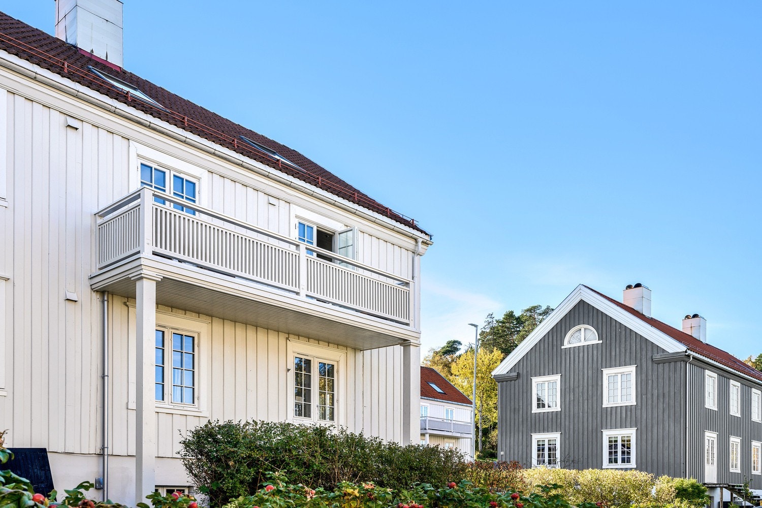 Det ble drenert rundt hele huset i 2006, og utskifting av værvegg, møner og maling av hus ble gj.ført i 2007. Veranda renovert i 2020 og malt i 2021. Galleribilde