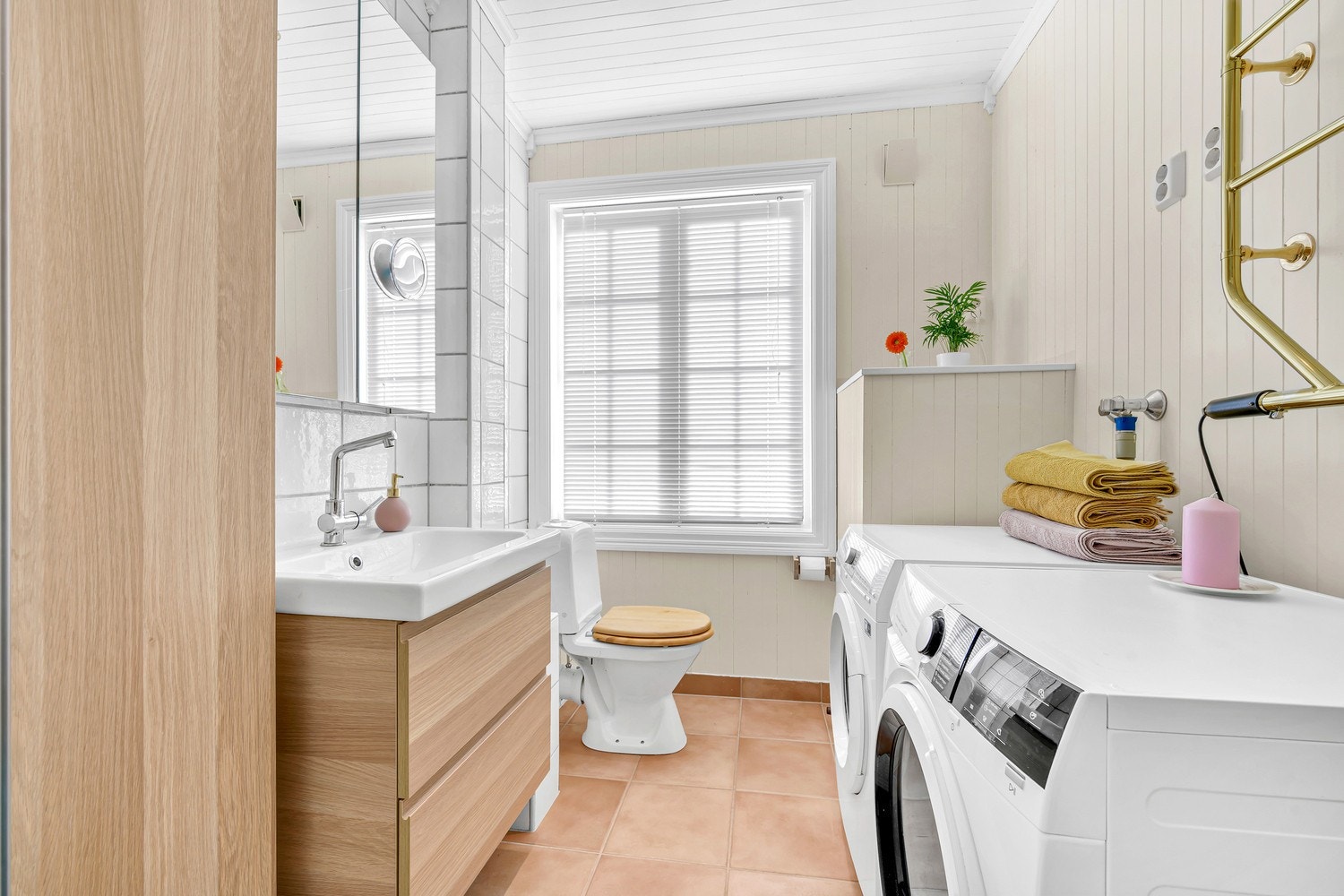 Badet i hovedetasjen (2. etasje) er på ca. 6 kvm. Galleribilde