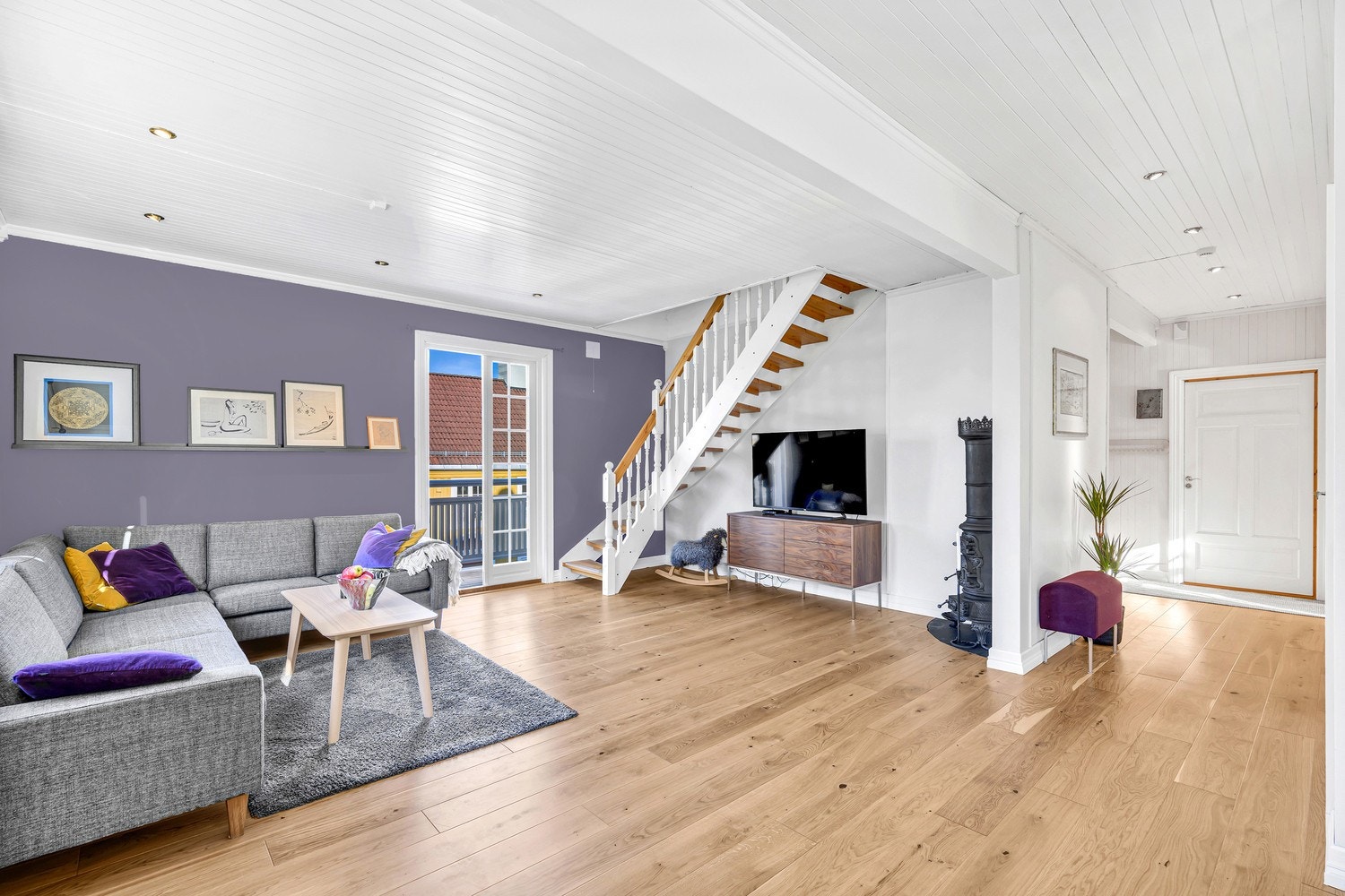 Leilighetens 2. etasje, inkl. bad og kjøkken, ble totaloppusset i 2000/2001, med flere oppgraderinger i nyere tid. Hele det elektriske anlegget i boligen ble skiftet i 2001 og 2004. Galleribilde