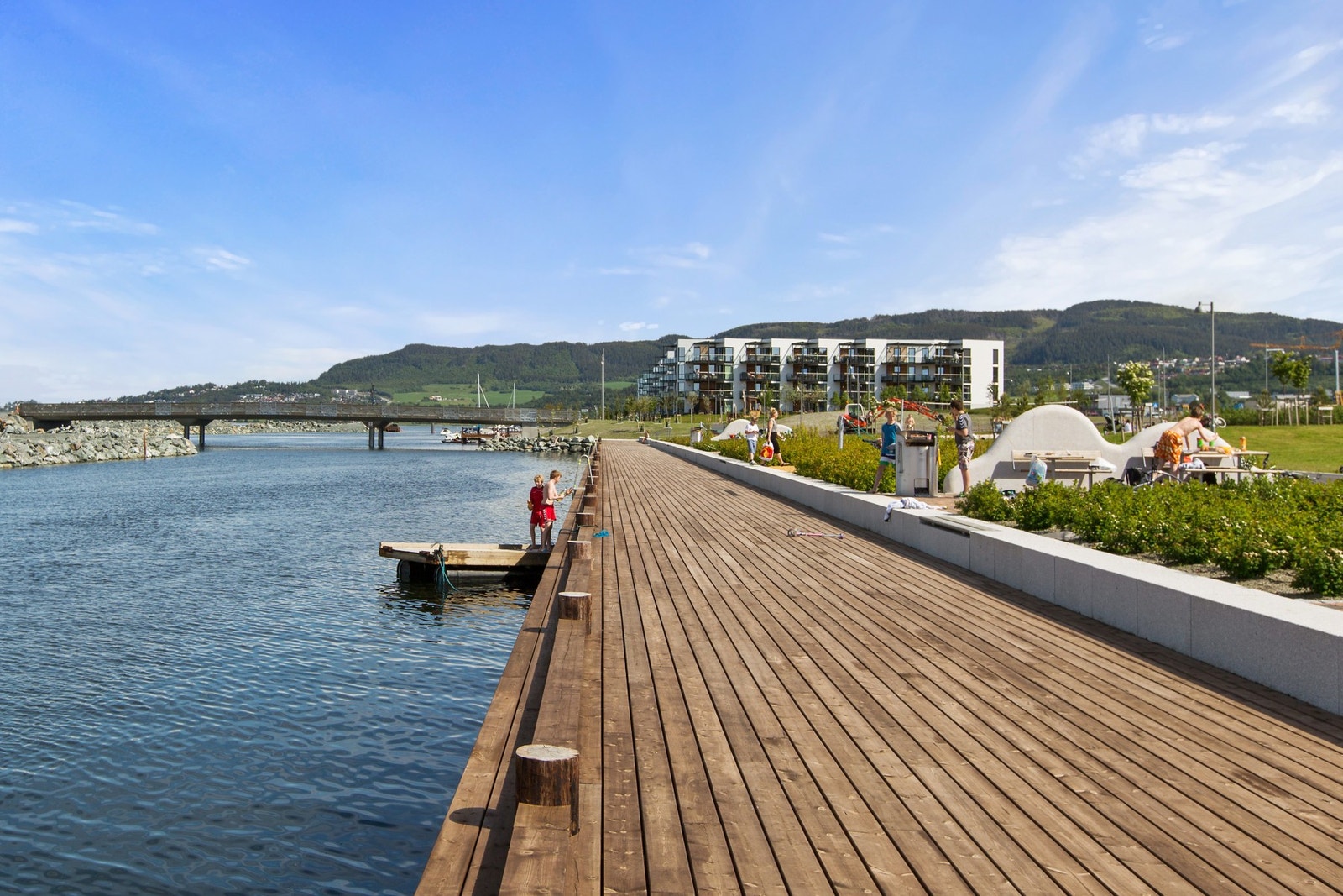 Her ligger også Grilstad Marina som er et populært rekreasjonsområde. Galleribilde