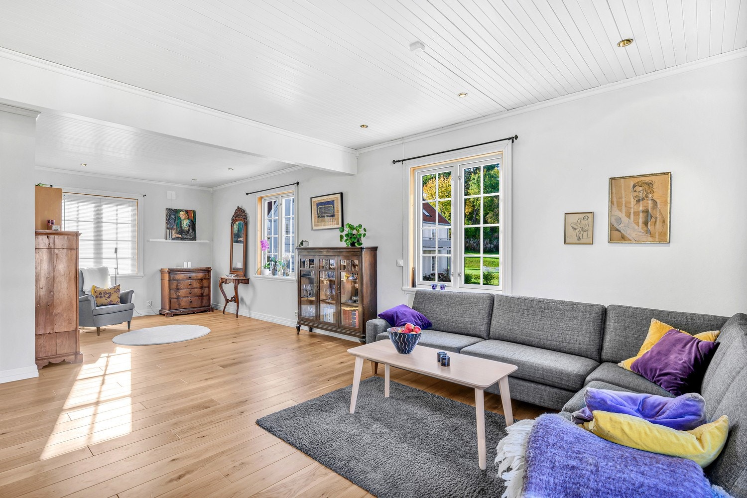 Store vindusflater på flere sider bidrar til et godt lysinnslipp. Stuens utforming gir flere gode møbleringsmuligheter. Galleribilde