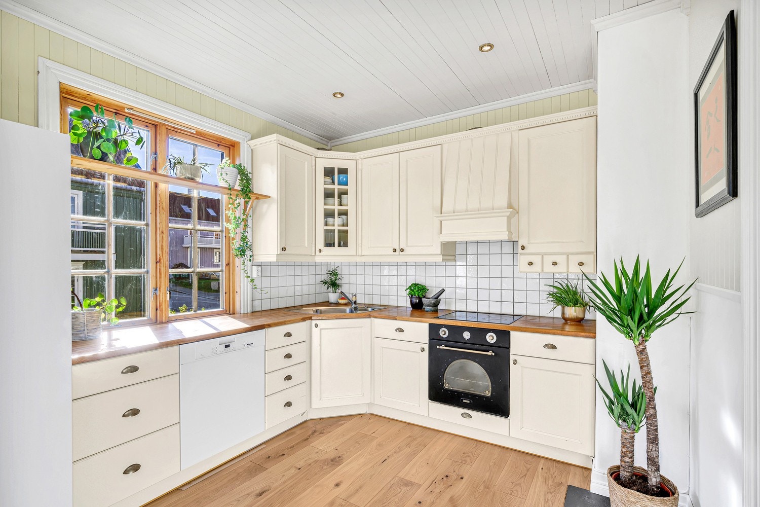 Kjøkkenet har rikelig med skap- og benkeplass. Integrerte hvitevarer som platetopp og stekeovn. Galleribilde