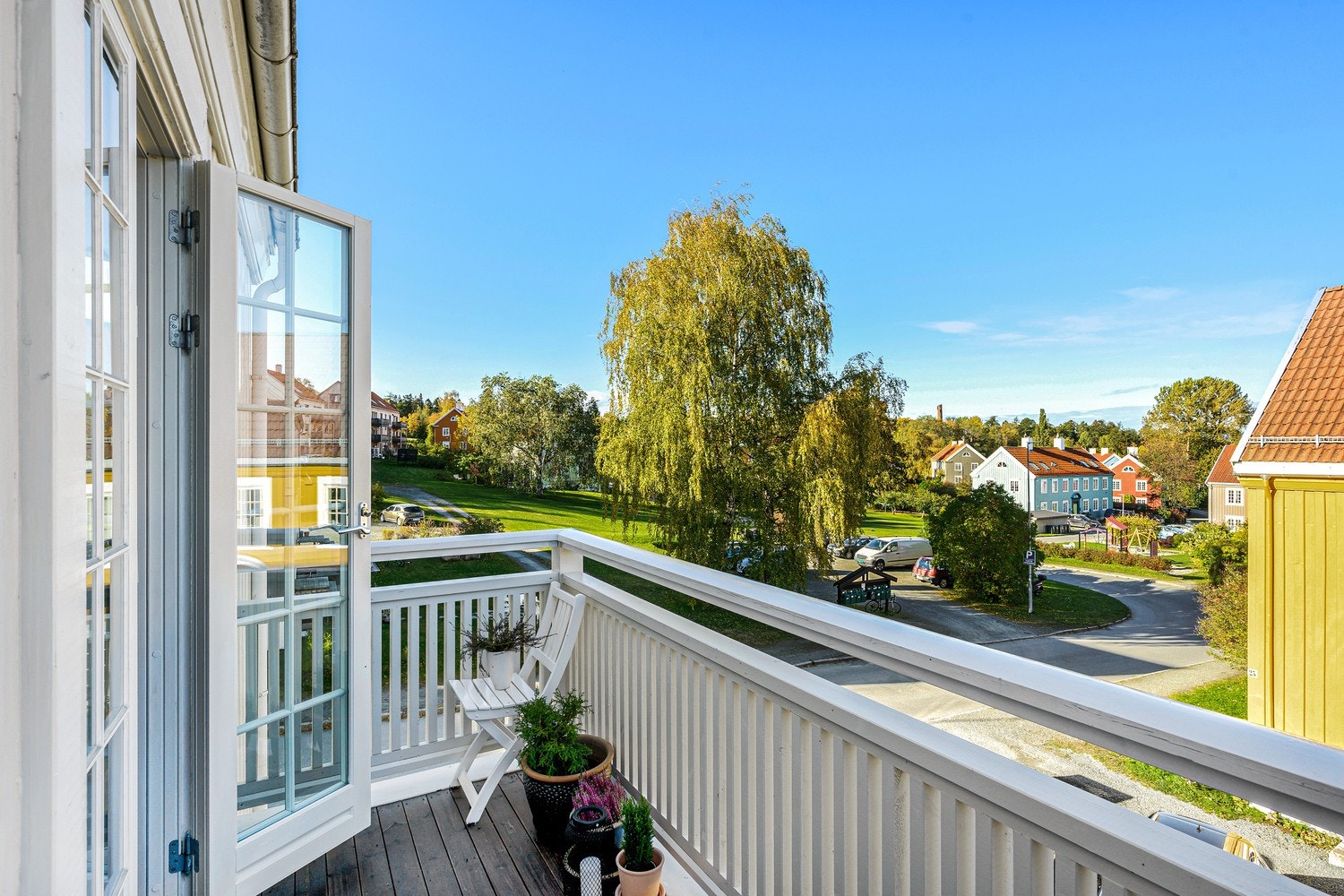 Verandaen er på ca. 8 kvm, og solen nyter man fra ca. 16:30 til 23:00 på sommerstid. Galleribilde