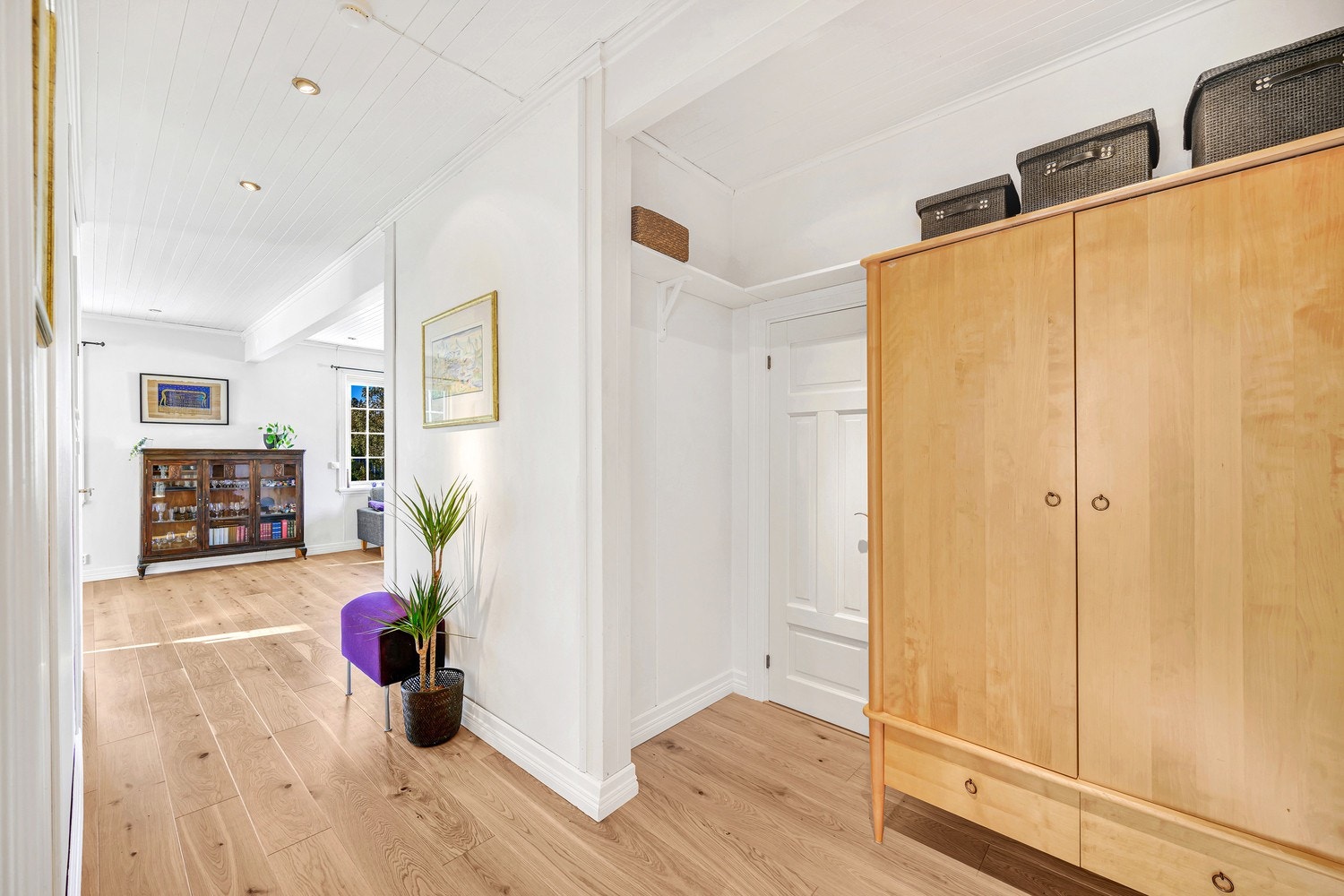 Romslig entré/hall med god plass for garderobeløsning. Galleribilde