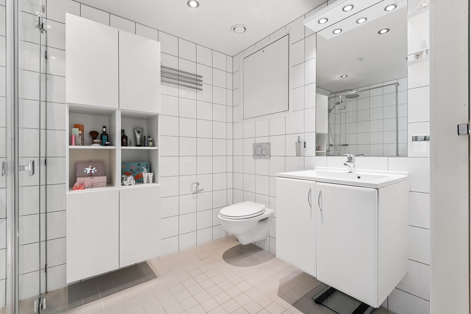 Romslig baderom med innfelte spotter i tak Galleribilde