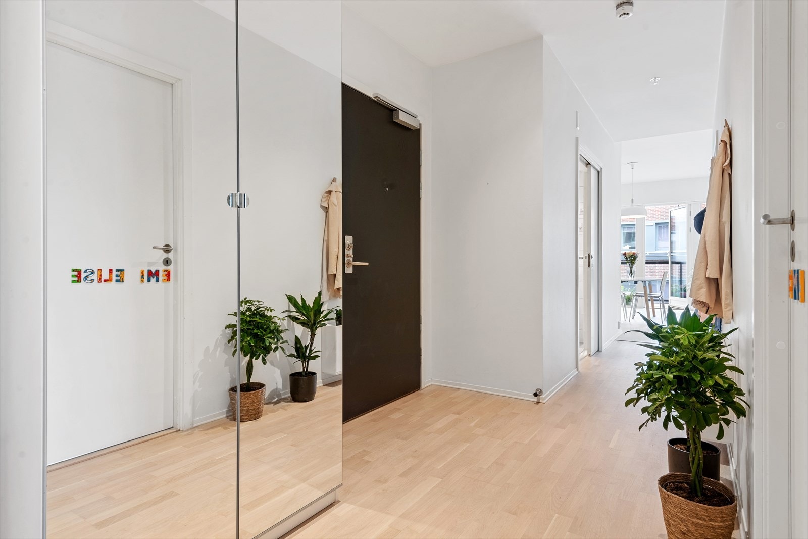 Romslig entré med flust av oppbevaringsplass Galleribilde