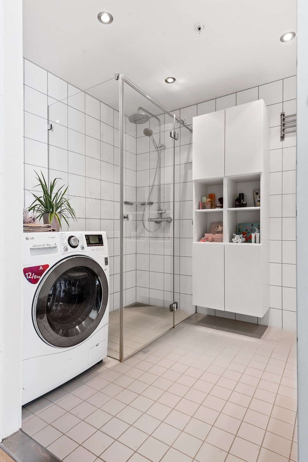 Opplegg for vaskemaskin og stor dusj-sone Galleribilde