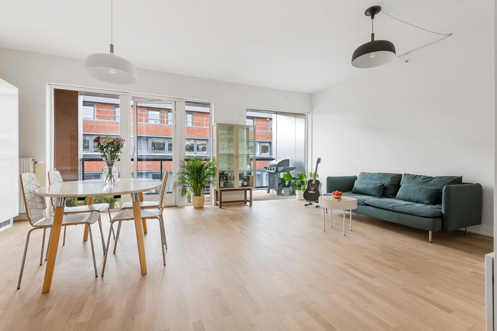 Ekstra store vindusflater gir mye naturlig sollys i den åpne stue/kjøkken løsningen Galleribilde