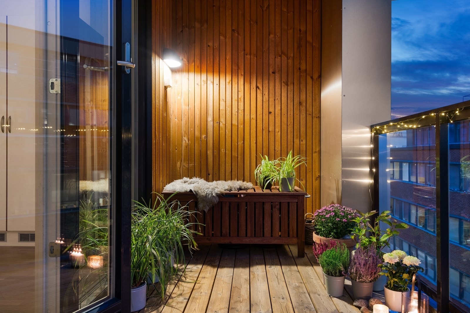 Balkongen vender mot et kontorbygg, har derfor ingen innsyn etter vanlig arbeidstid Galleribilde