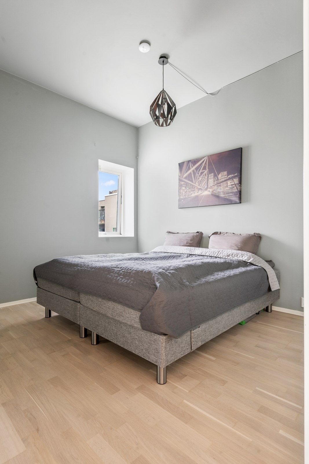 Stort hovedsoverom med samme takhøyde som stue/kjøkken! Galleribilde