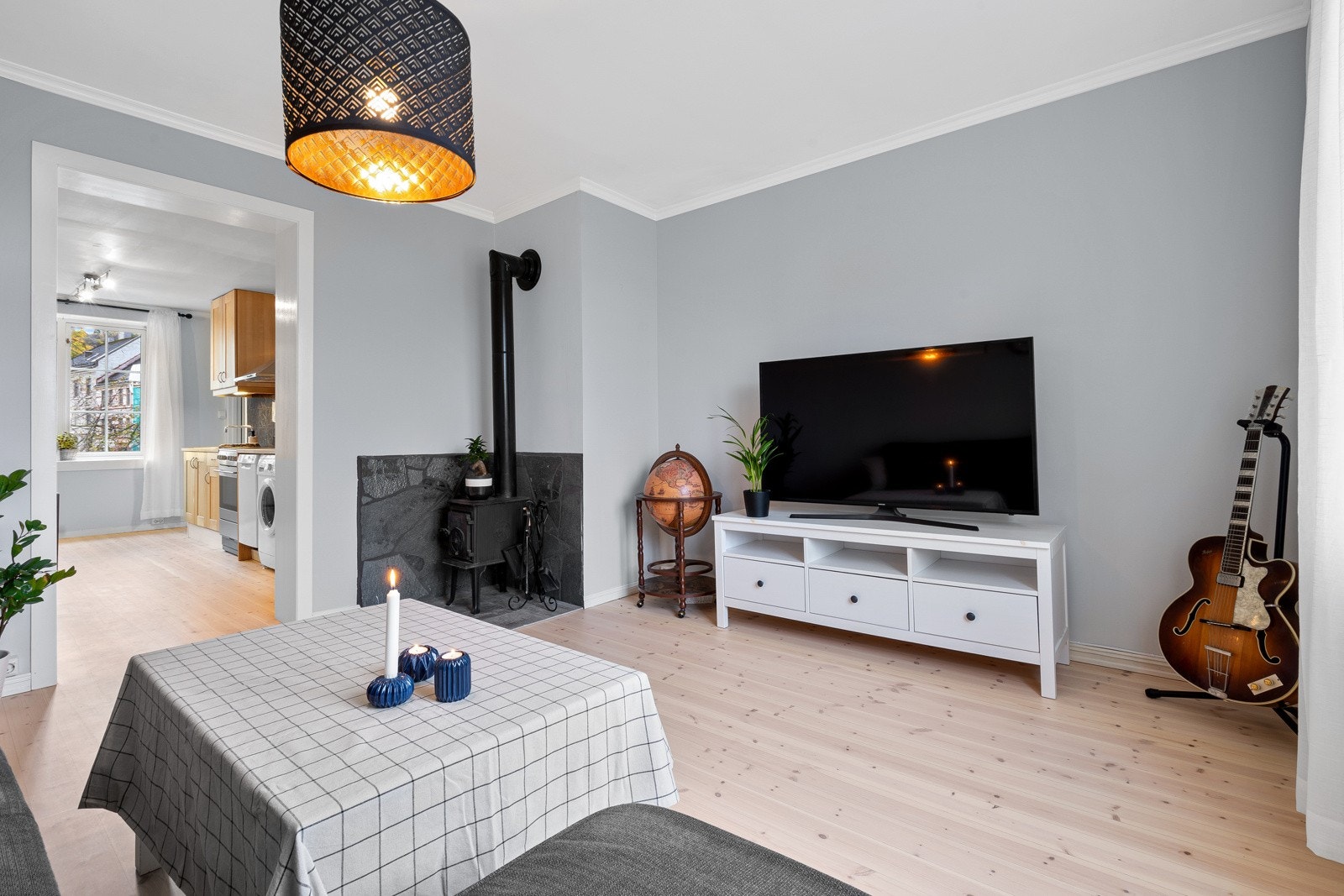 Store vindusflater setter et lyst og luftig preg på rommet Galleribilde