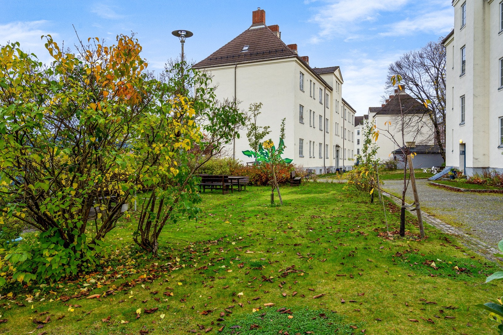 Frodig uteområde som kan brukes fritt av beboerne. Lademoen park ligger også like ved Galleribilde