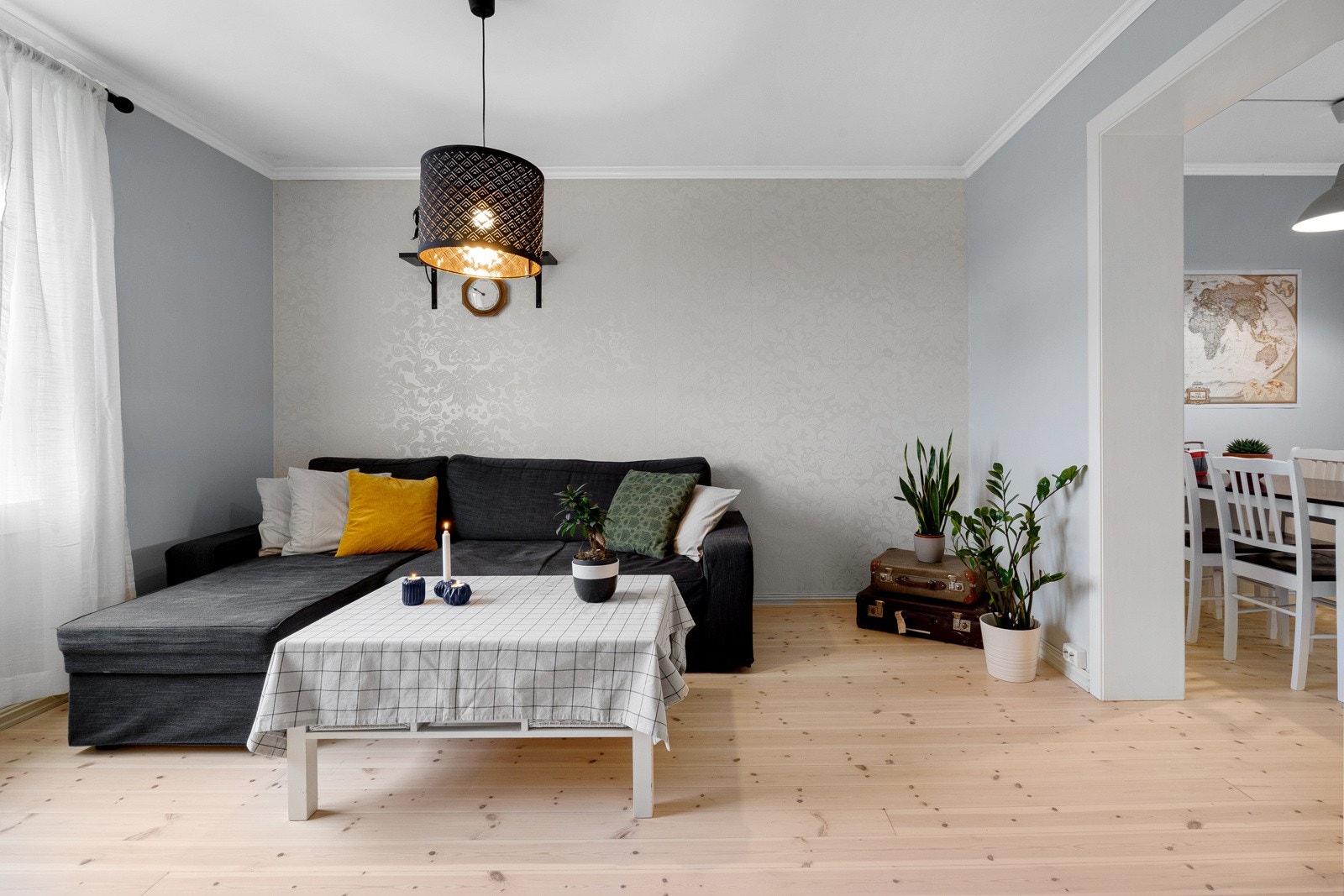 Stuen rommer hele 15 m² med gulv som er slipt og etterbehandlet i 2021 Galleribilde