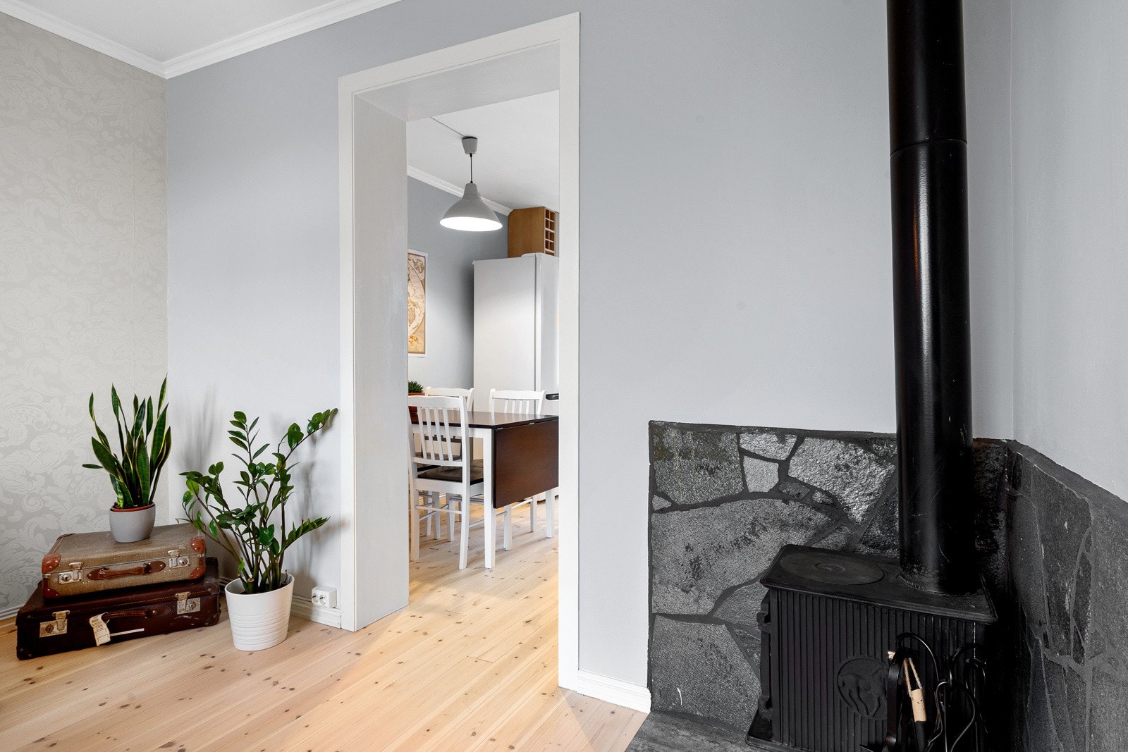 Økonomisk oppvarming via vedfyring som gir reduserte energikostnader og en lun atmosfære om vinteren Galleribilde