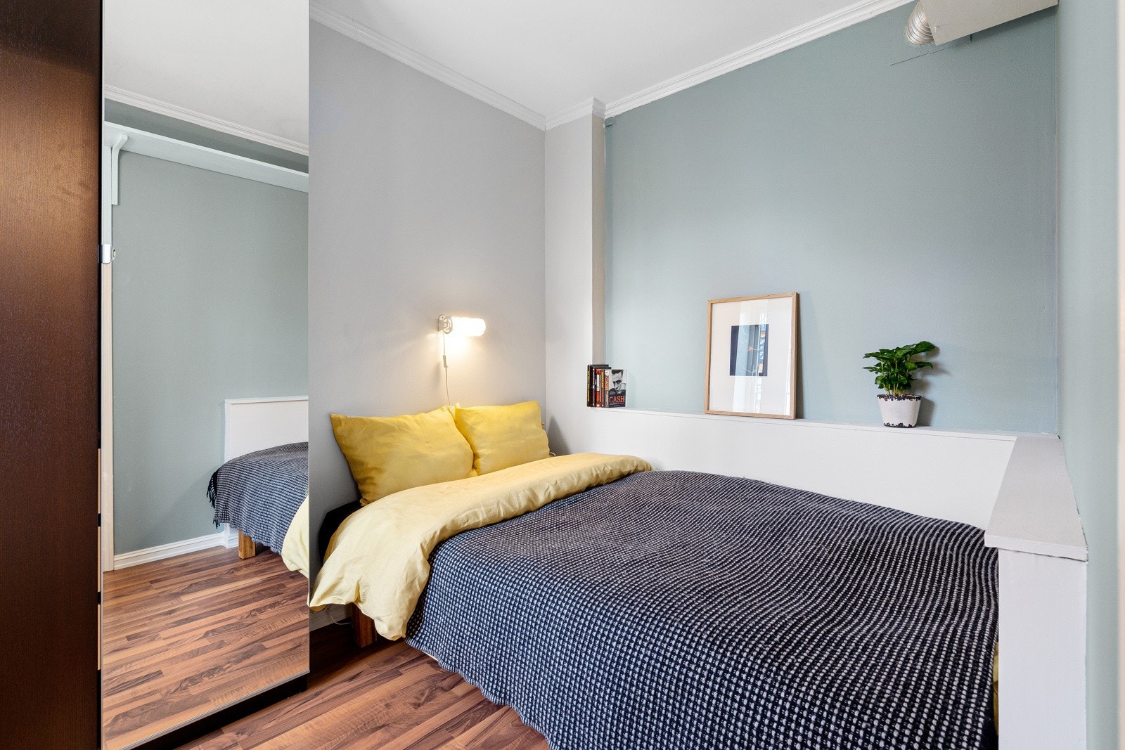 Soverommet er på 6 m² med god plass til dobbeltseng og tilhørende møblement Galleribilde