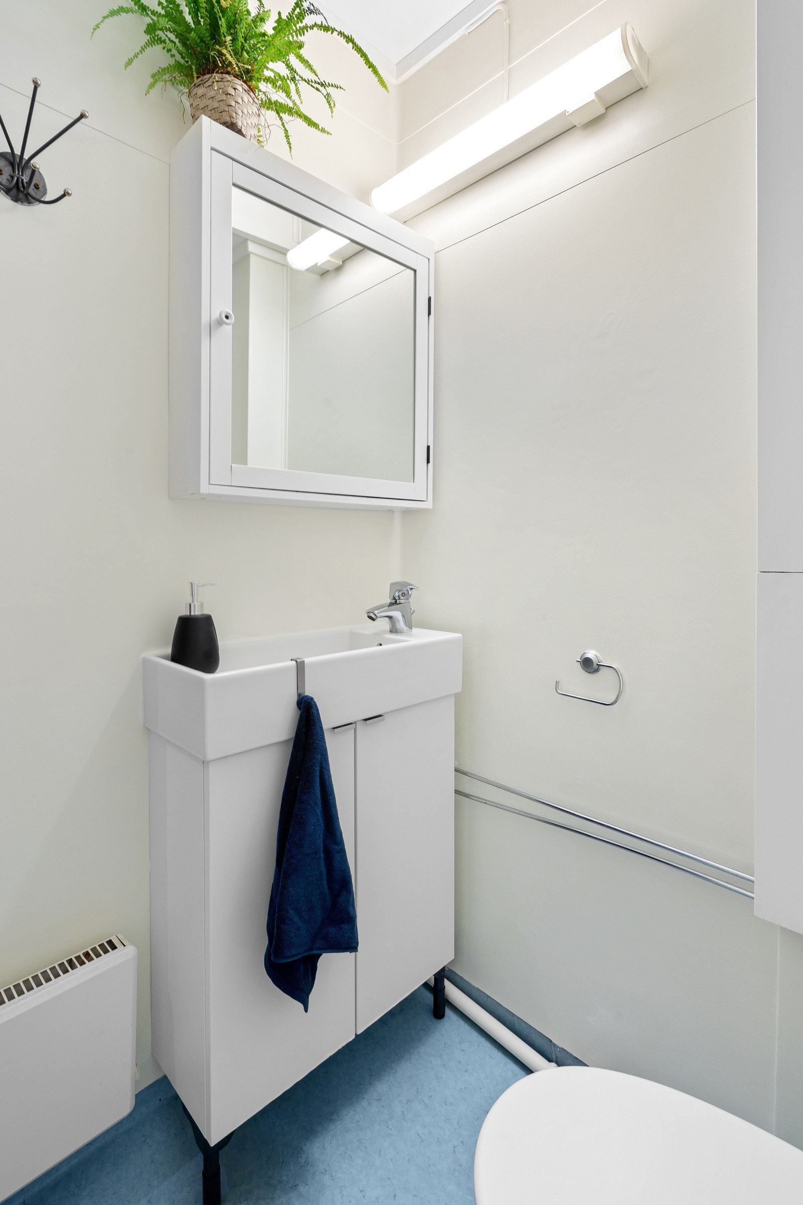 Badet er nymalt med våtromsmaling i 2021 som tiltak for lengre levetid Galleribilde