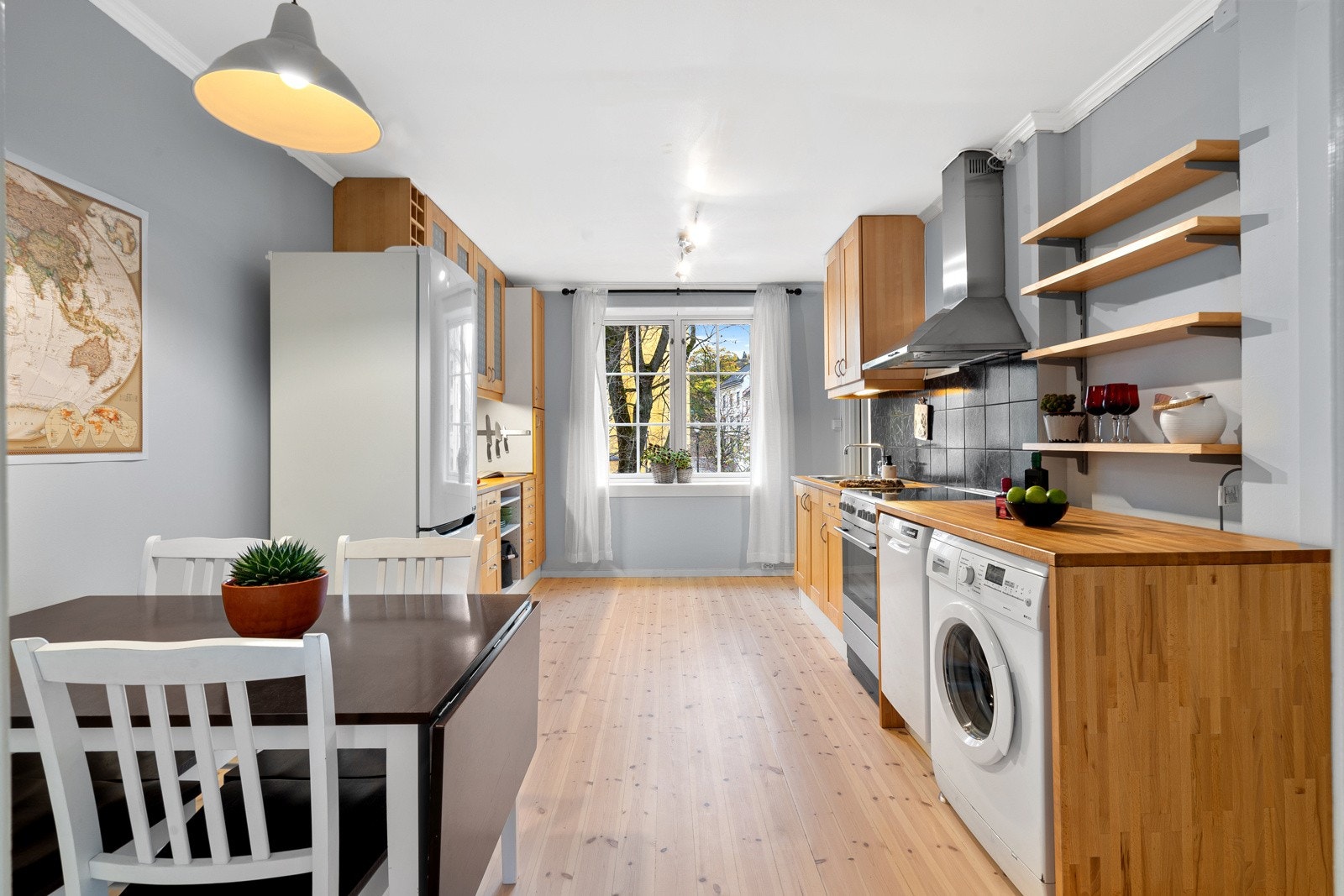 I tilknytning til kjøkkenet er det plass til spisebord Galleribilde