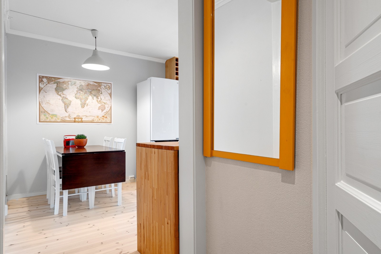 Leiligheten disponerer 2 boder i kjeller og 1 på loft for ekstra god oppbevaringsplass Galleribilde