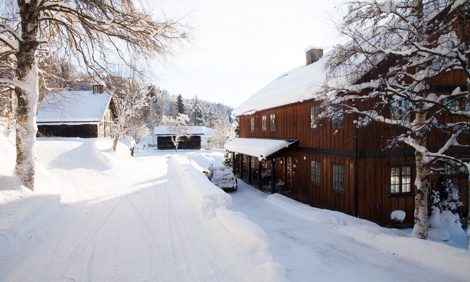Velkommen - Innerst i blindveien finner du tunet med hovedhus, stor garasje m/ verksted, låve osv. Galleribilde