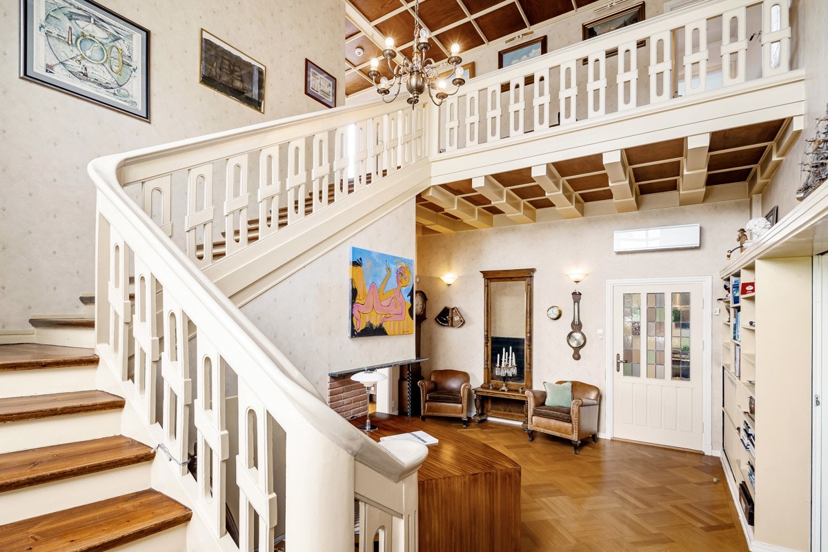 Fantastiske detaljer i huset og trappen opp til 2 etg Galleribilde