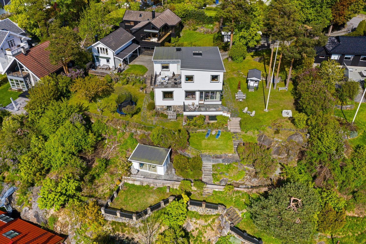 Dronefoto av hele eiendommen Galleribilde