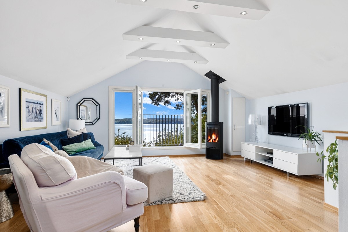 Stue med utsikt i kårbolig Galleribilde