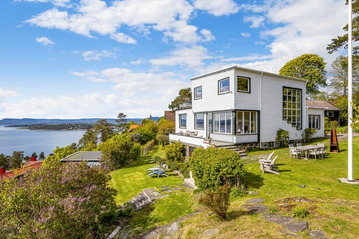 Velkommen til Ingiers vei 10 - En helt unik eiendom med hovedhus og egen kårbolig - presentert av Privatmegleren Panorama v/Partner/eiendomsmegler MNEF Kim Krabbe Galleribilde