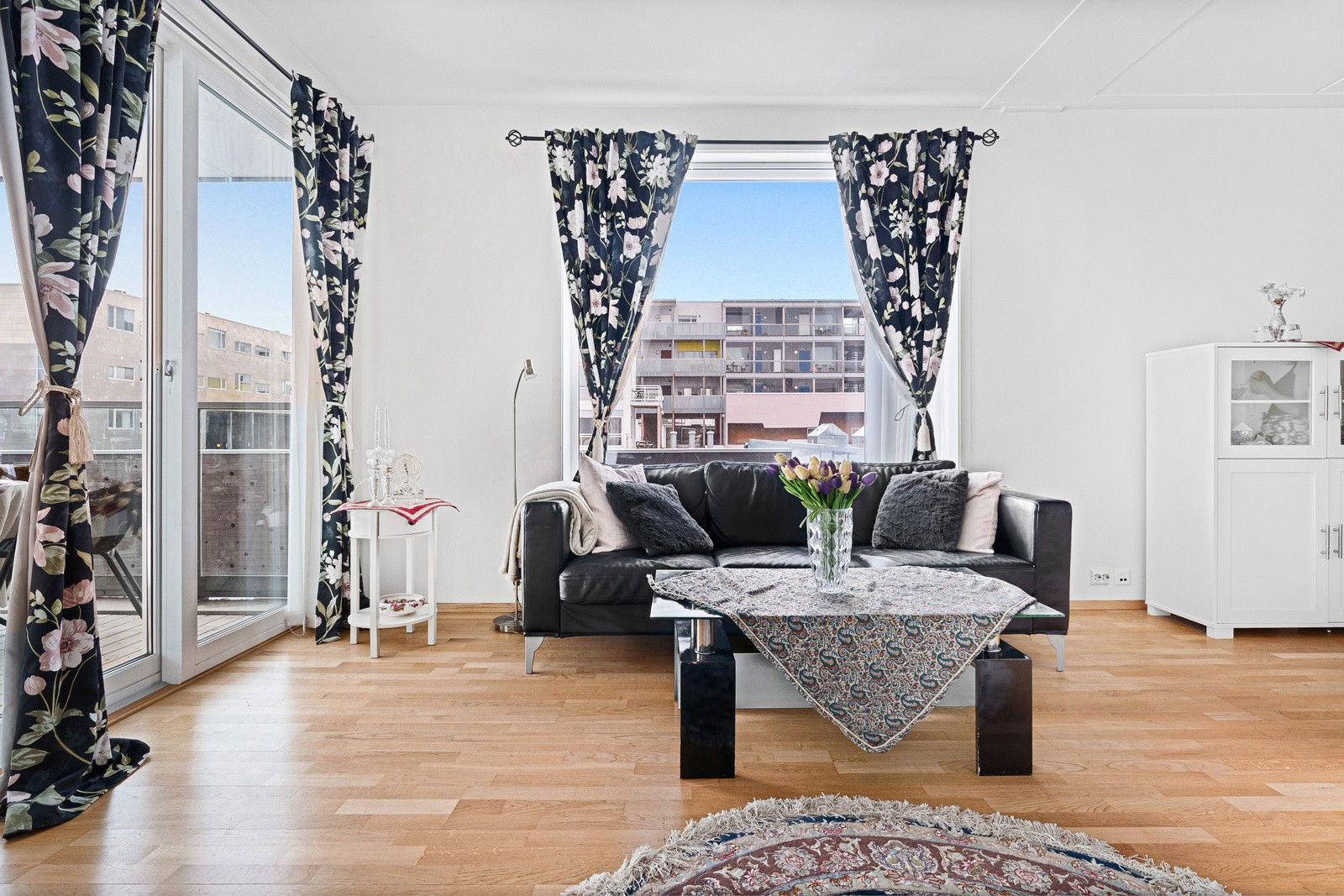 Lyst og fint med store vinduer og gode møbleringsmuligheter