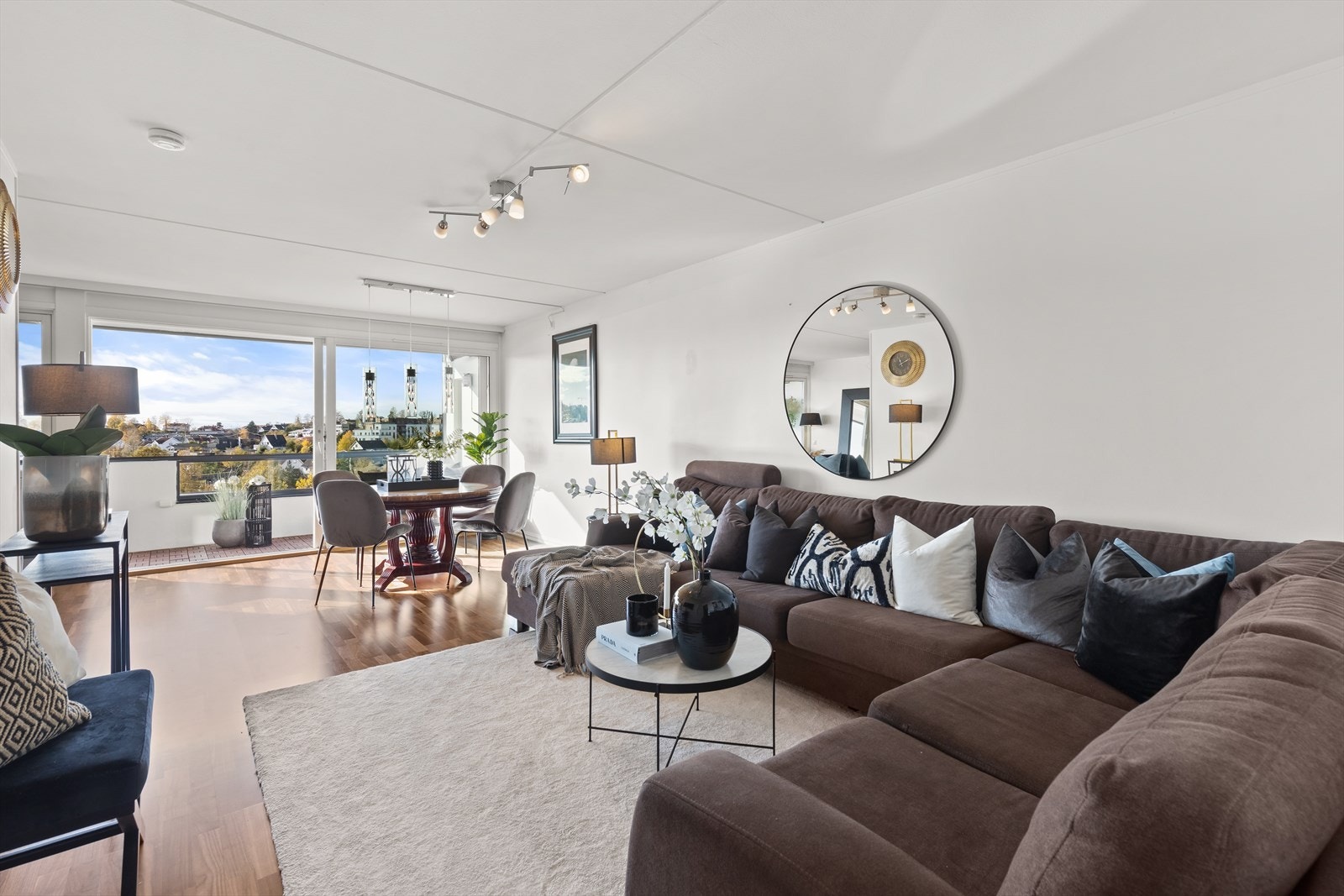 Rommet er av romslig størrelse og har god plass til spisebord, sofagruppe og tilhørende møblement. Galleribilde