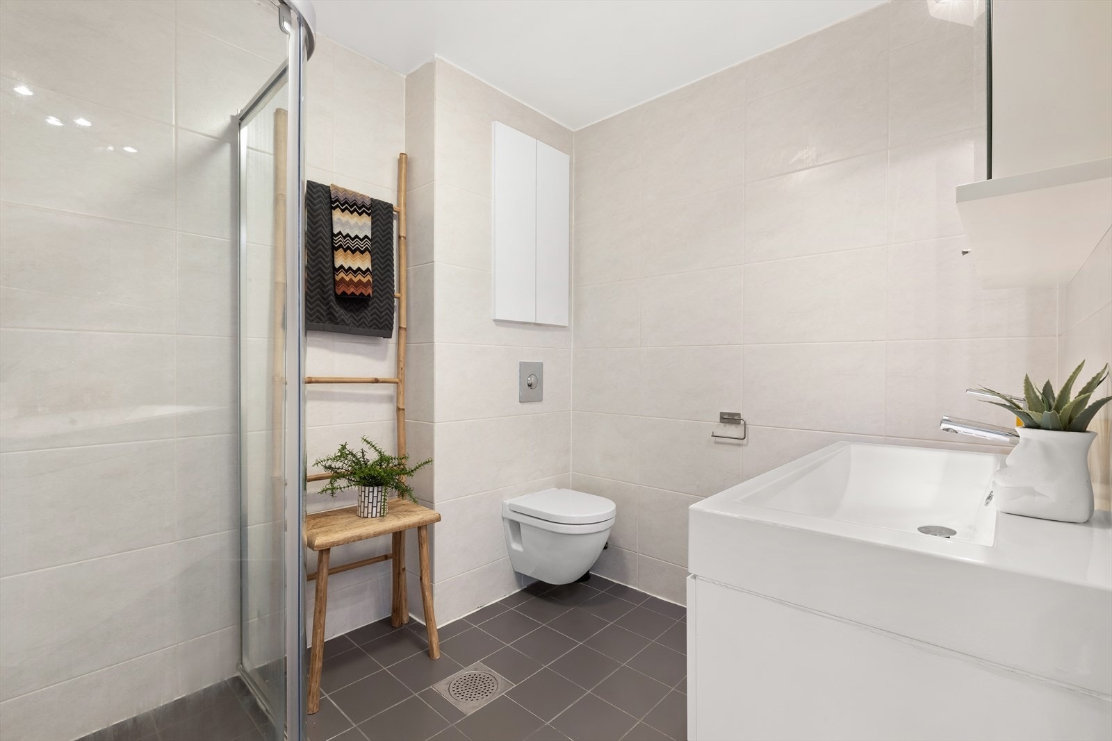 Tidløst og romslig baderom. Gulvvarme og downlights er kvaliteter som vil bli satt stor pris på. Galleribilde