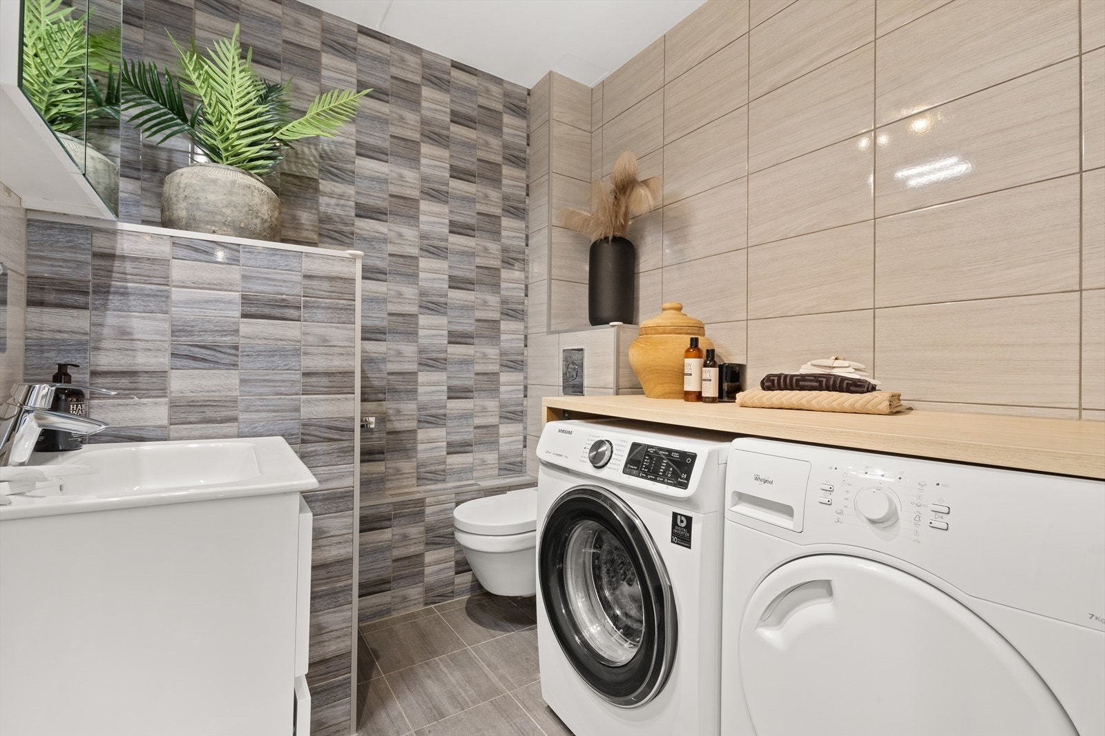 Praktisk og separat toalettrom/vaskerom med opplegg for vaskemaskin og tørketrommel. Galleribilde