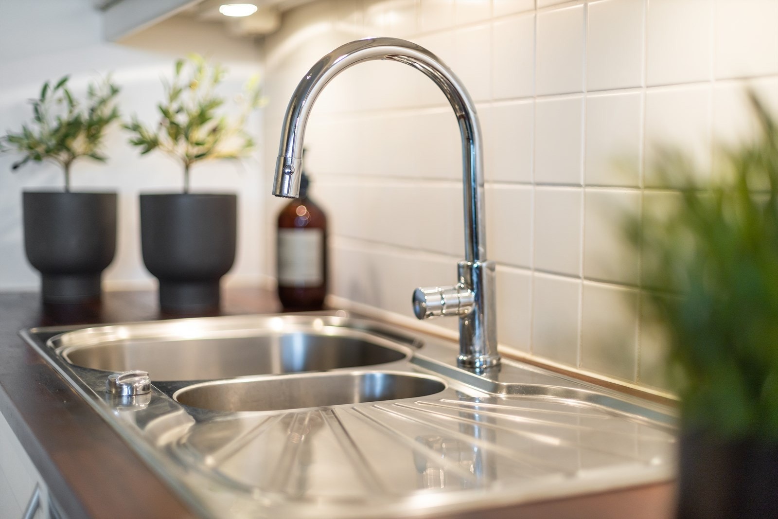 Gode oppbevaringsmuligheter i både hylle - og benkeskap, samt gode arbeidsflater for kokken. Galleribilde