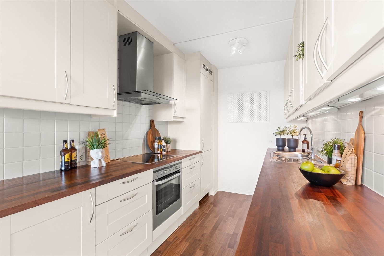 Av integrerte hvitevarer har man komfyr med steketopp, oppvaskmaskin, og kjøleskap med frysedel. Galleribilde