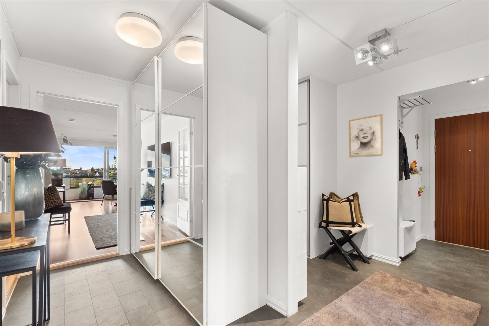 I det du kommer inn i leiligheten blir du møtt av en lys og åpen entré. Galleribilde