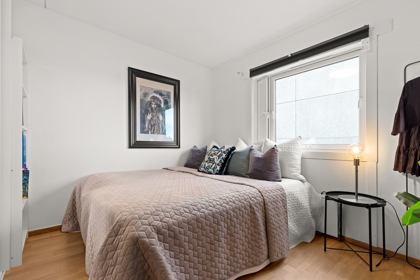 Rommene er romslige med plass til dobbeltseng og ønskelig møblering. Galleribilde