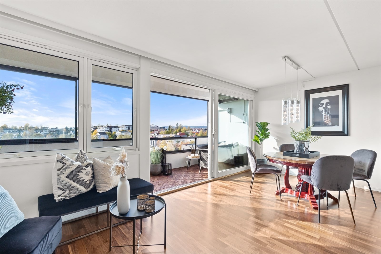 Rommet har store vindusflater som gir rikelig med tilgang til naturlig lys, i tillegg til en fantastisk utsikt. Galleribilde