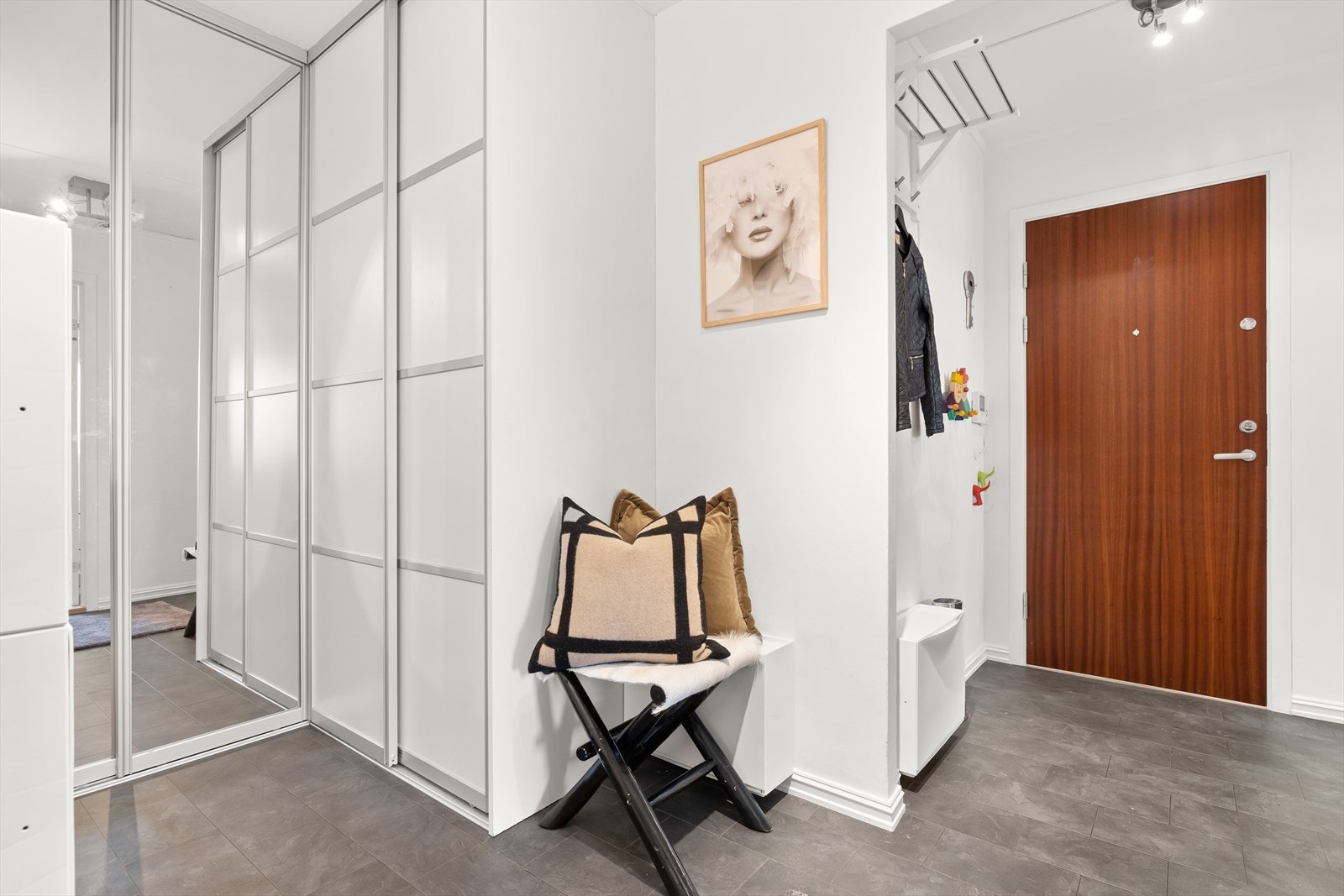 Yttertøy og sko ryddes pent bort i en romslig skyvedørsgarderobe i entré. Galleribilde