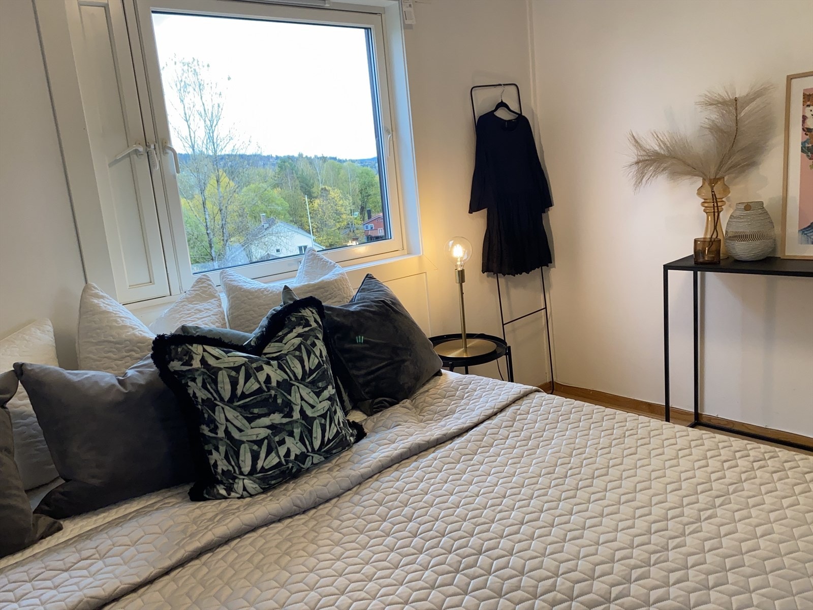 Nydelig utsikt fra soverommet - helt opp mot Holmenkollen Galleribilde