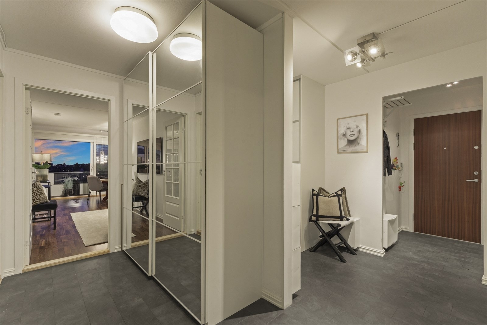 Høy trivselsfaktor med lys og utsikt fra de fleste rommene! Galleribilde