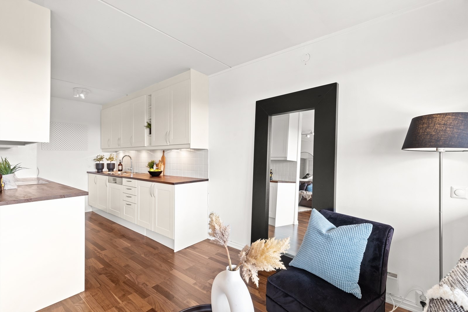 Delvis åpen løsning mot kjøkkenet. Galleribilde