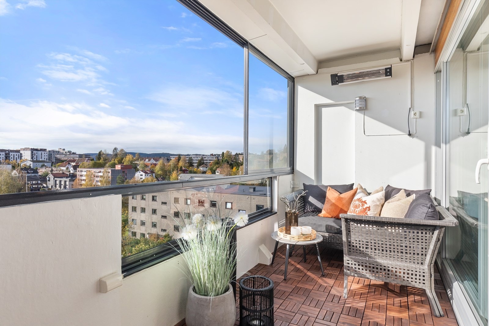 Solrik og innglasset balkong med gulvflate på ca. 10 kvm. Balkonggulvet er nytt fra september 2021. Galleribilde