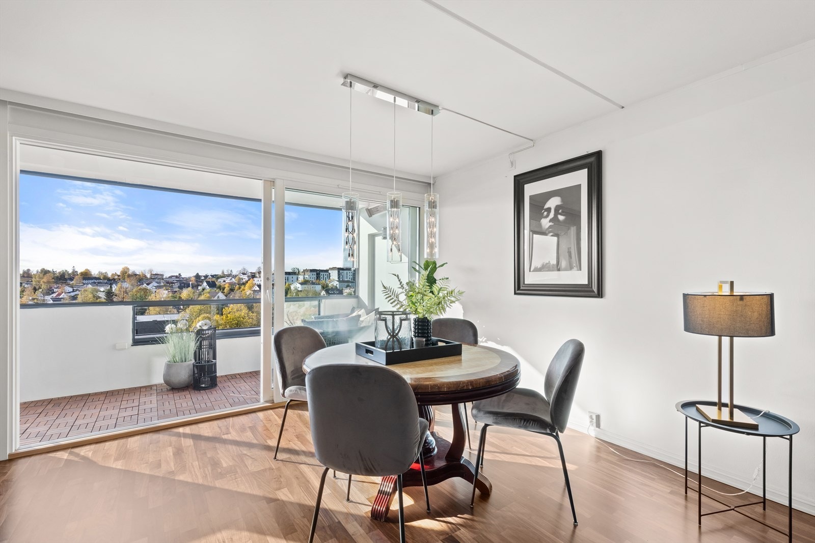 Når du kommer inn til stuen entrer du et sosialt oppholdsrom med en behagelig atmosfære. Ny valnøtt parkett fra september 2021. Galleribilde