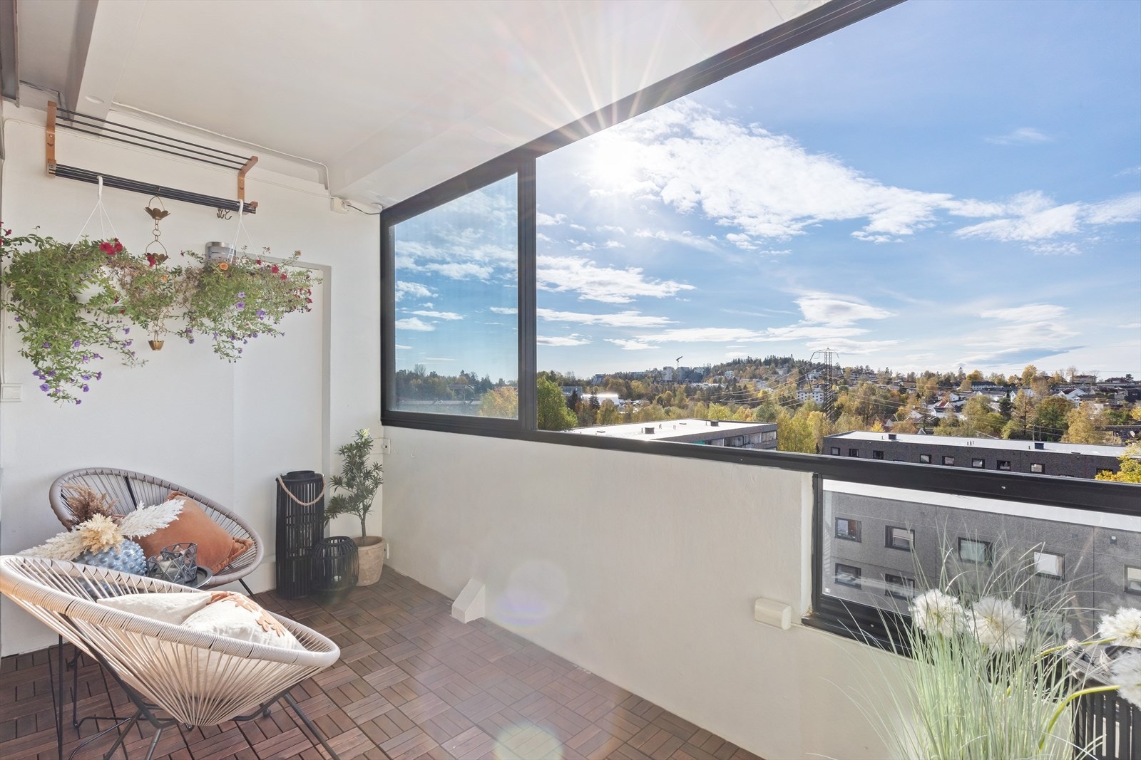 Velkommen til Hovseterveien 44A, en tilbaketrukket 4-roms toppleilighet med en solrik balkong med panoramautsikt over Oslo tak. Galleribilde