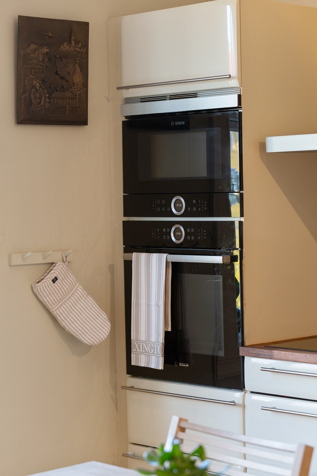 Kjøkkenet er utstyrt med integrerte hvitevarer som stekeovn, mikrobølgeovn, oppvaskmaskin og kombinert kjøl-/fryseskap. Galleribilde