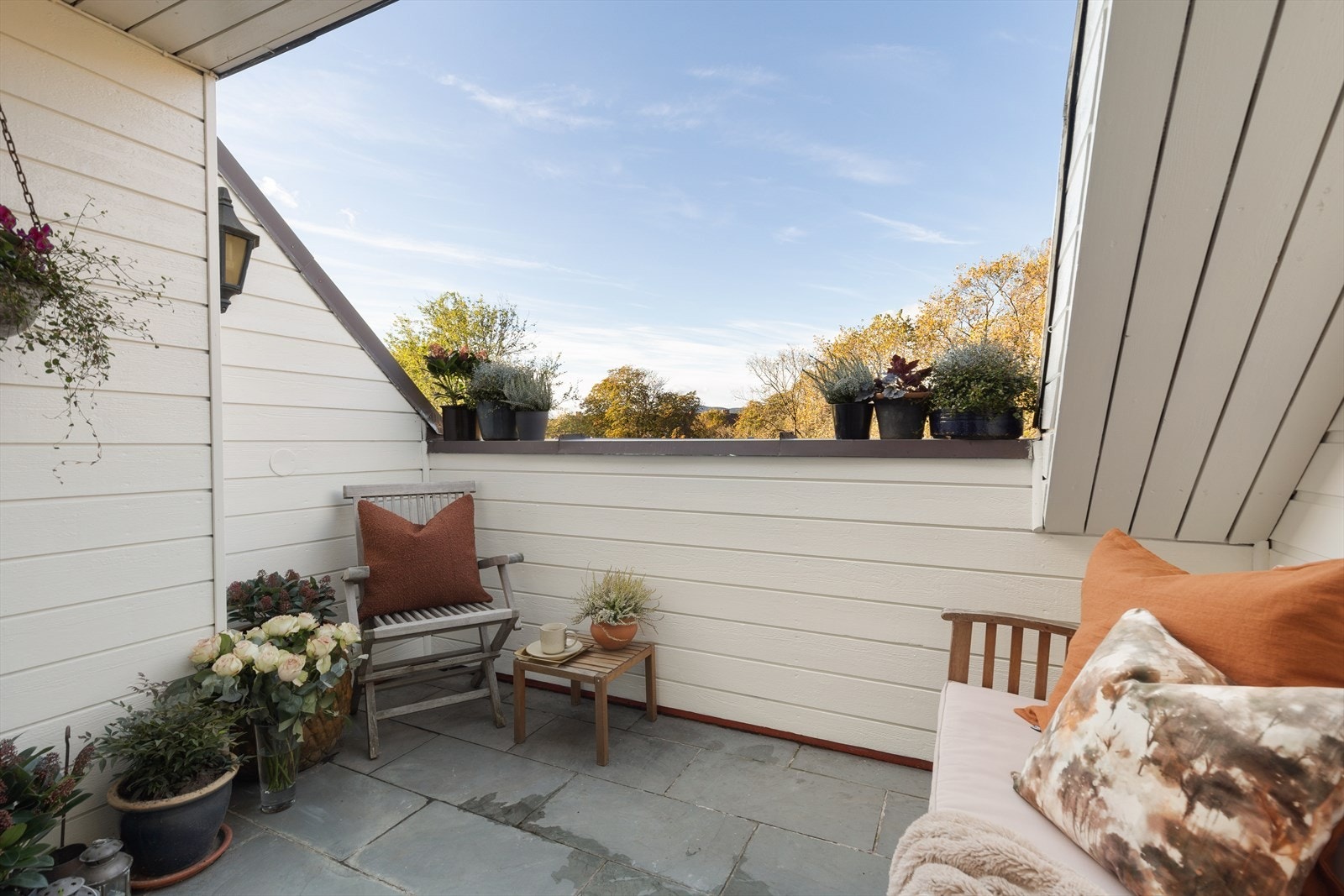 Fra stuen er det utgang til en svært hyggelig nordvest vendt terrasse på ca. 5 m² med utsikt mot Torshovparken. Galleribilde