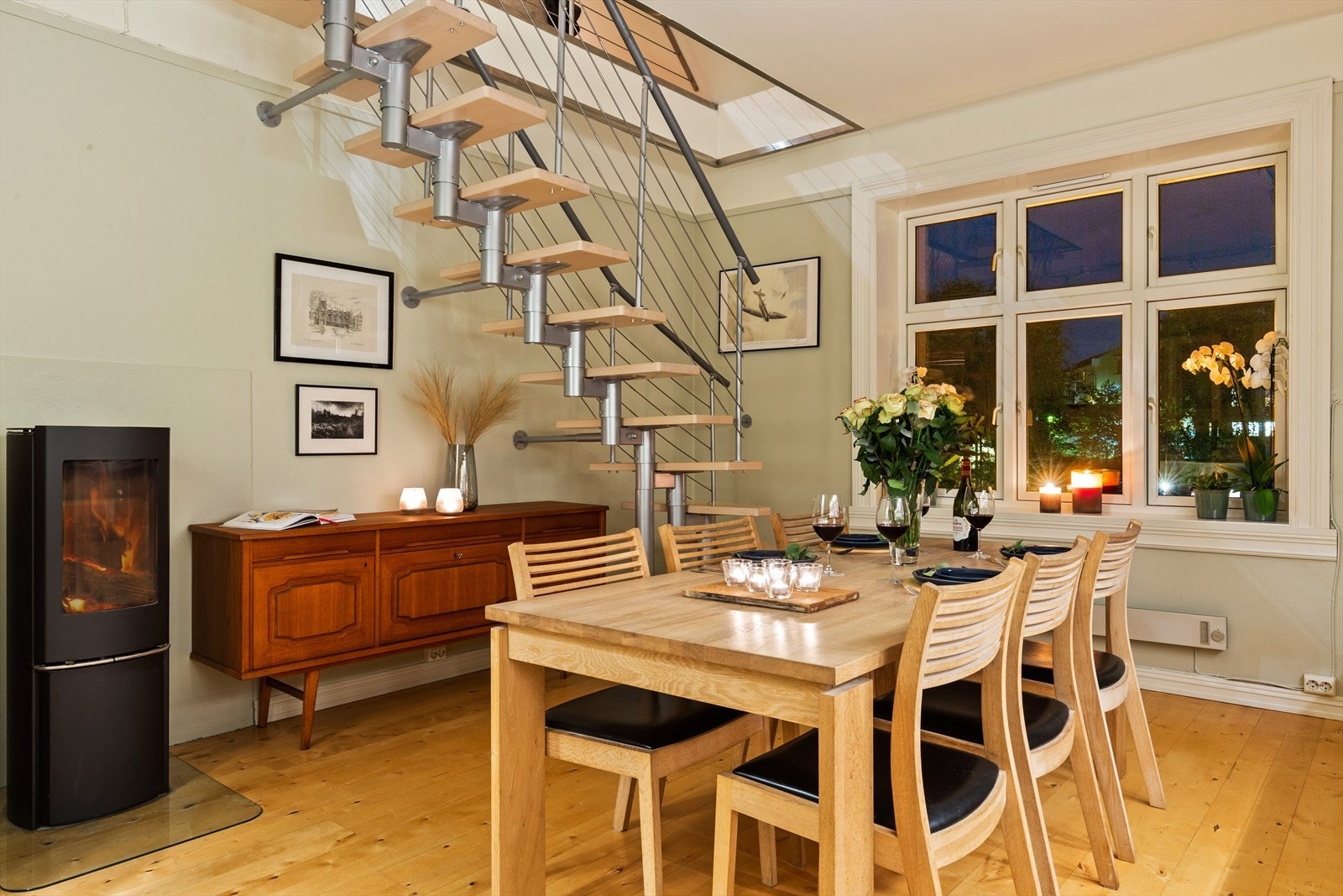 På de kjøligere dagene, er det koselig å fyre i peisovnen. Galleribilde