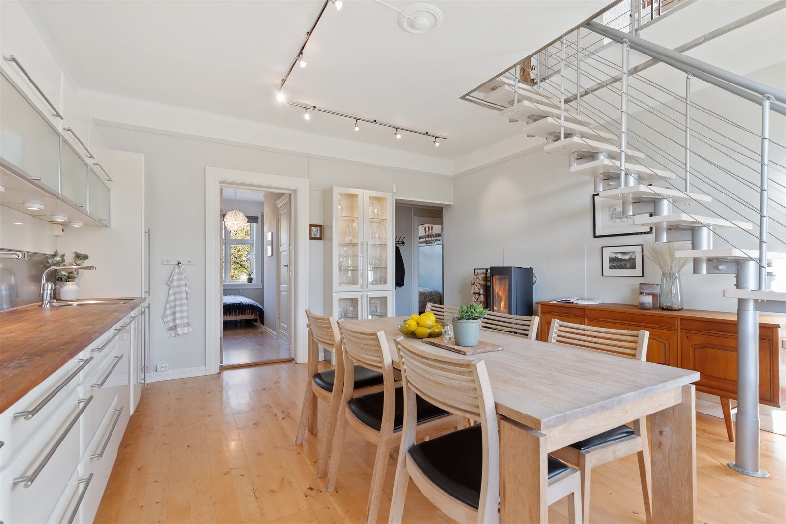 Det store kjøkkenet byr på god skap- og benkeplass til kjøkkenutstyr og servise. Galleribilde