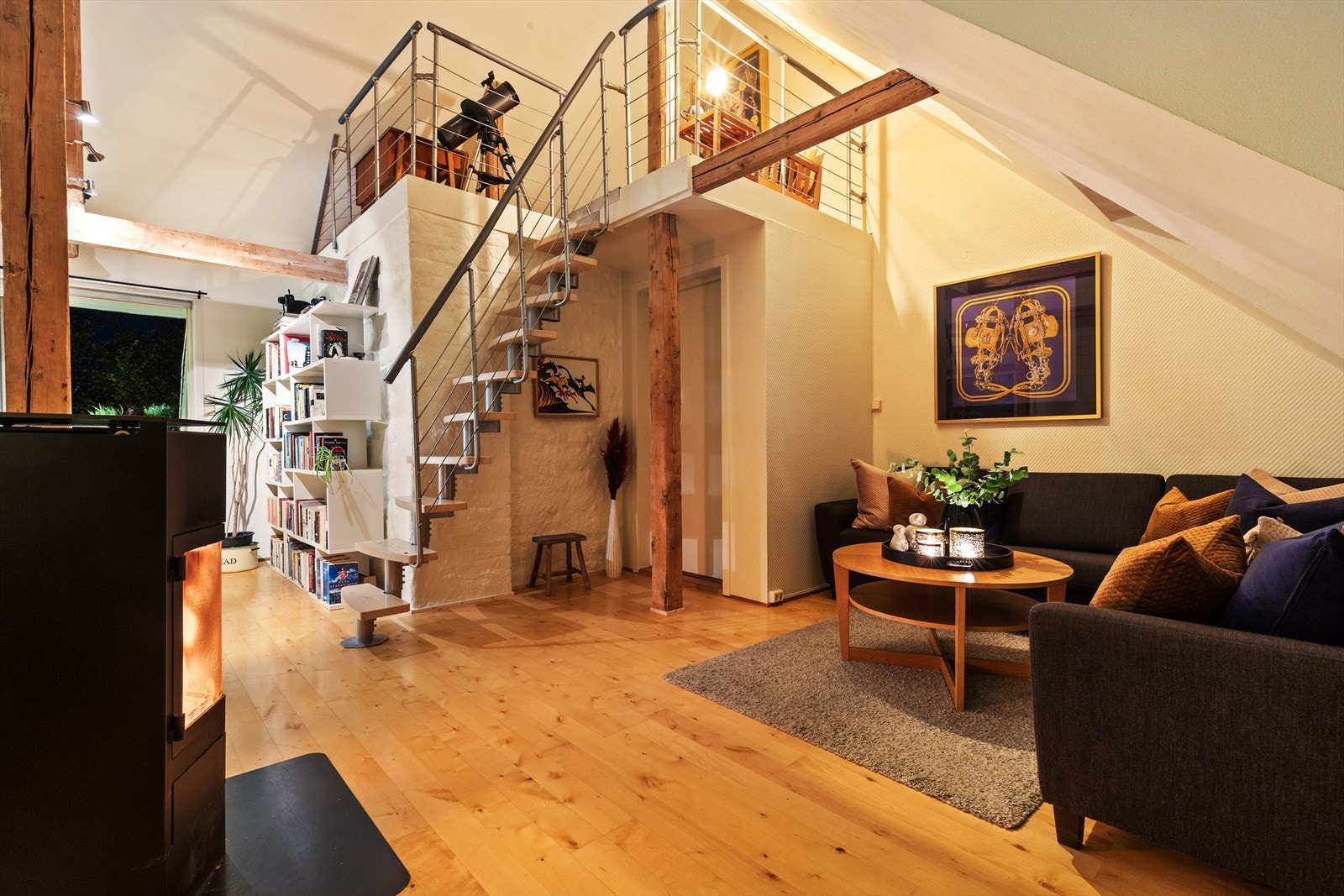 Dette er en meget lekker loftsleilighet som strekker seg over to etasjer pluss en hems. Galleribilde