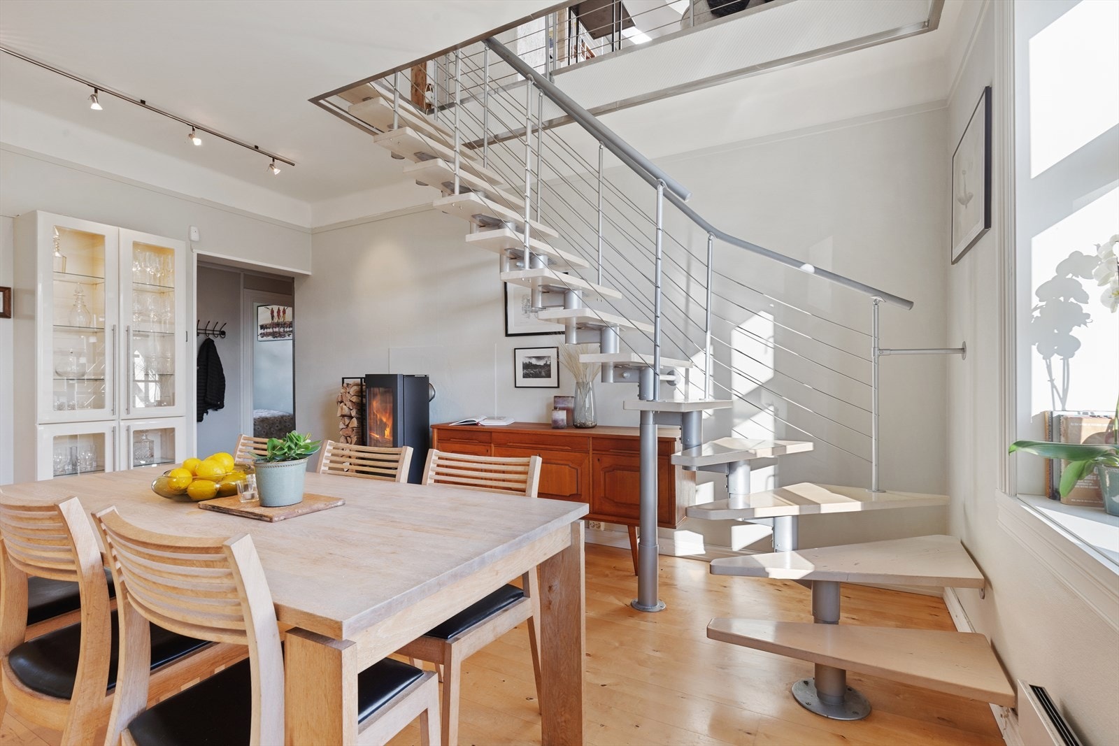 Kjøkkenet er meget sosialt og det er god plass til et spisebord, hvor man kan invitere til mange middagsselskaper og spillkvelder fremover. Galleribilde